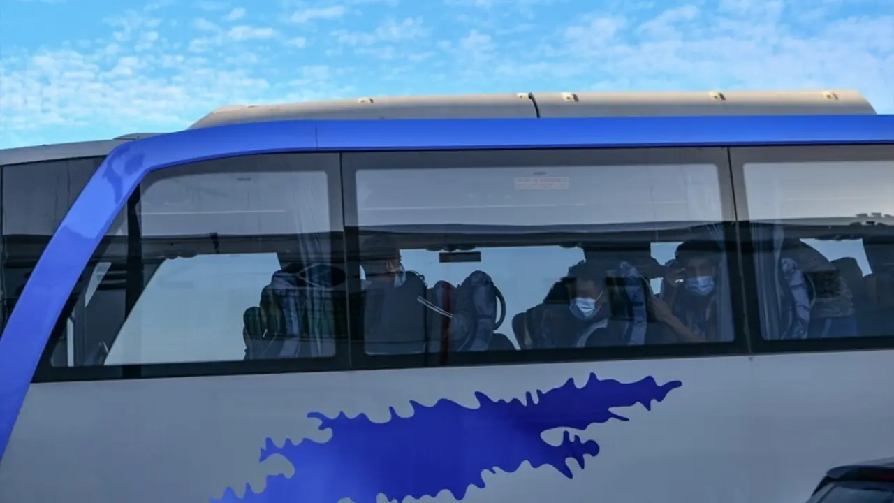 El autob&uacute;s donde van los menores migrantes para ser trasladados al centro de acogida