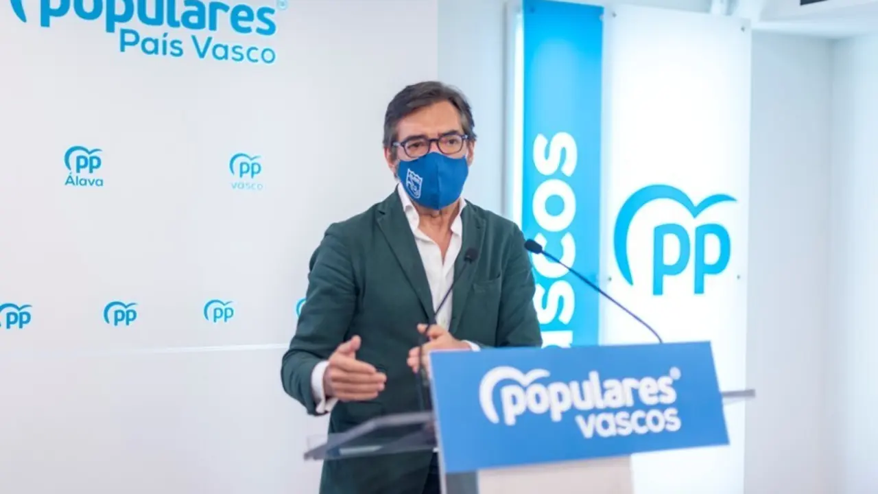 Archivo - El presidente del PP de &Aacute;lava, I&ntilde;aki Oyarzabal, en rueda de prensa en Vitoria