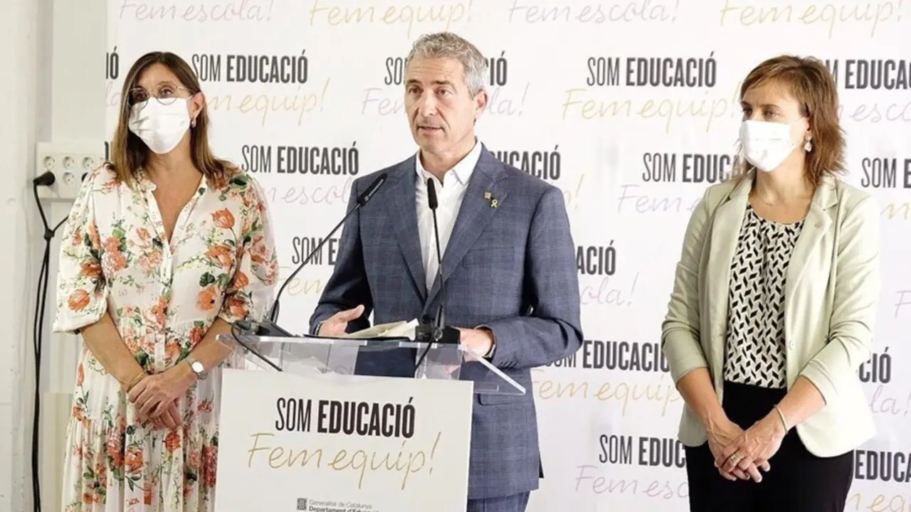El conseller de Educaci&oacute;n de la Generalitat, Josep Gonz&agrave;lez-Cambray, flanqueado por la secretaria general, Patr&iacute;cia Gom&agrave;, y la secretaria de Transformaci&oacute;n Educativa, N&uacute;ria Mora (i-d), en rueda de prensa