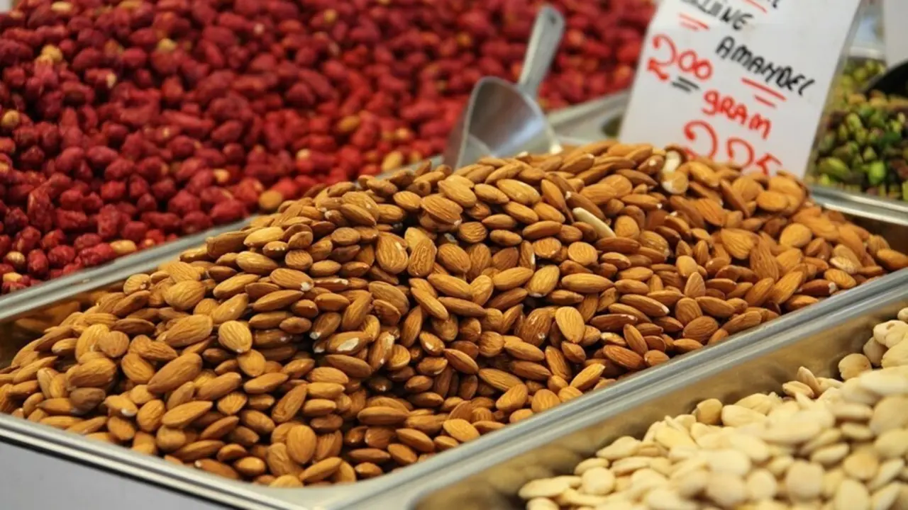 Archivo - Frutos secos, almendras