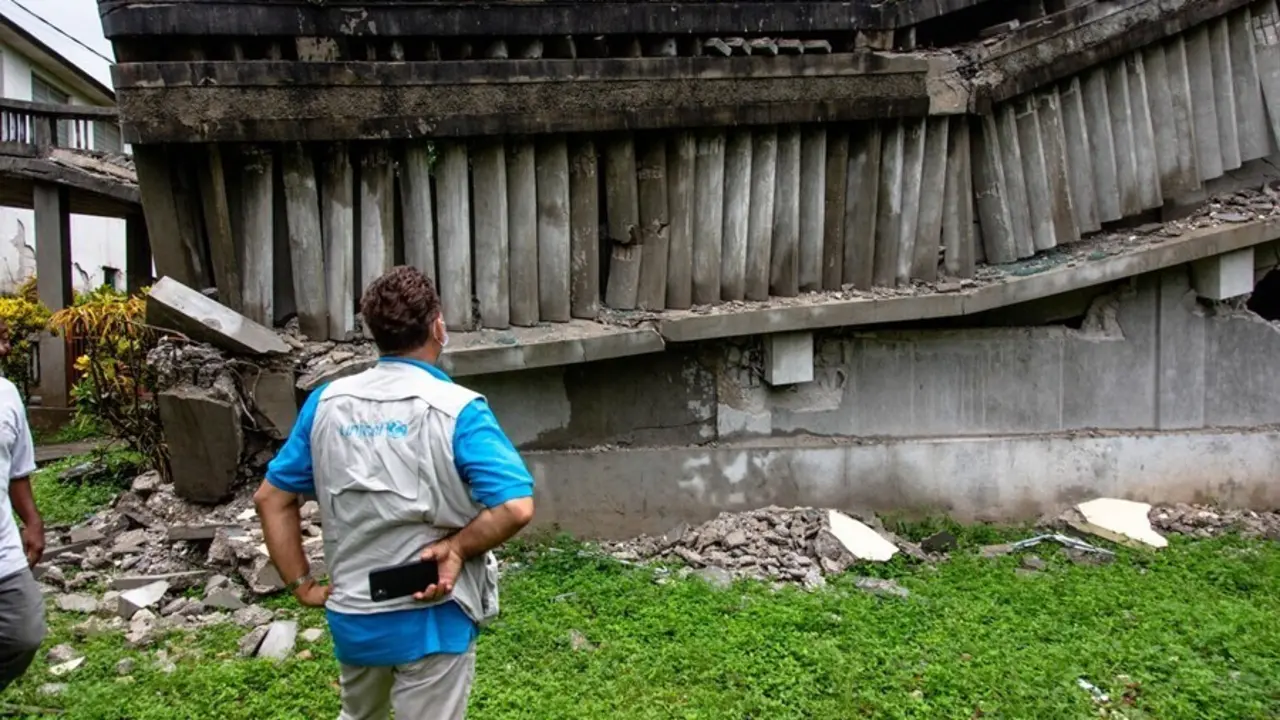 Personal de UNICEF examina un centro educativo destruido en Camp-Perrin, Les Cayes