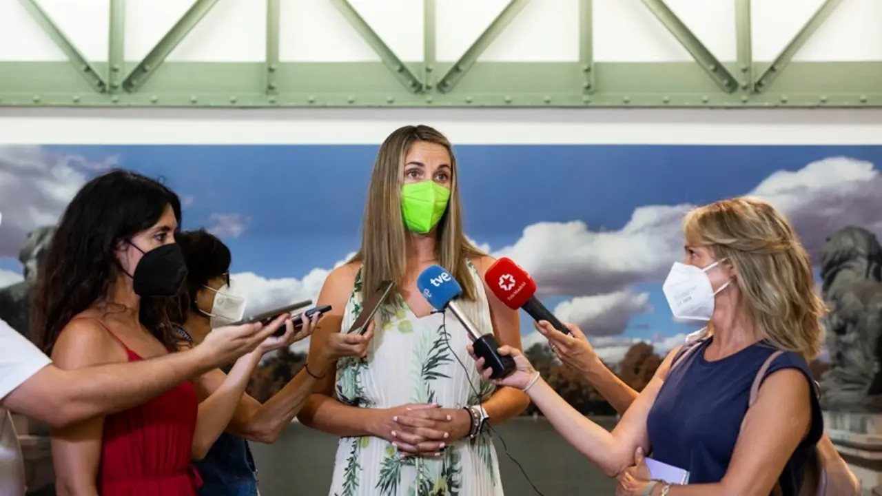 La portavoz del grupo municipal del PSOE en el Ayuntamiento de Madrid, Mar&iacute;a del Mar Espinar Mesa-Moles, durante, responde a los periodistas tras la sesi&oacute;n extraordinaria y urgente en el Palacio de Cibeles, sede del Ayuntamiento de Madrid, a 7 de septiemb
