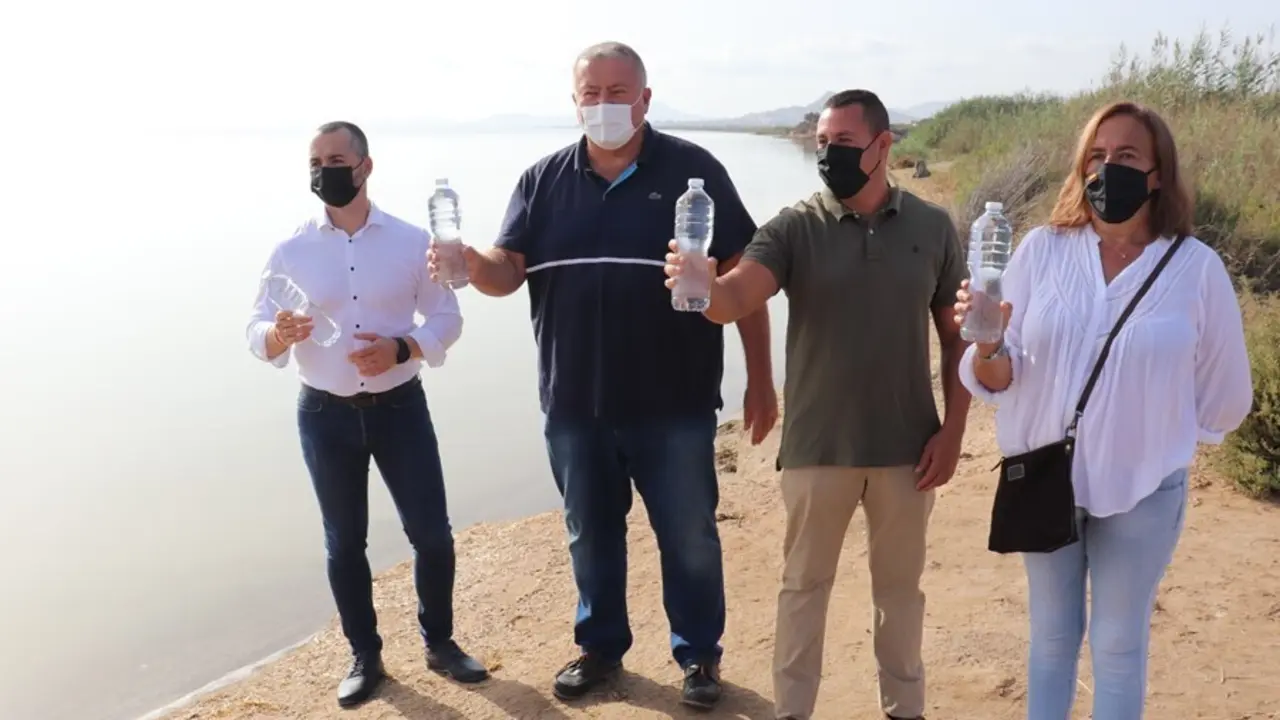 El senador del PP, Francisco Bernab&eacute;, junto a miembros de su partido en la desembocadura de la rambla del Albuj&oacute;n