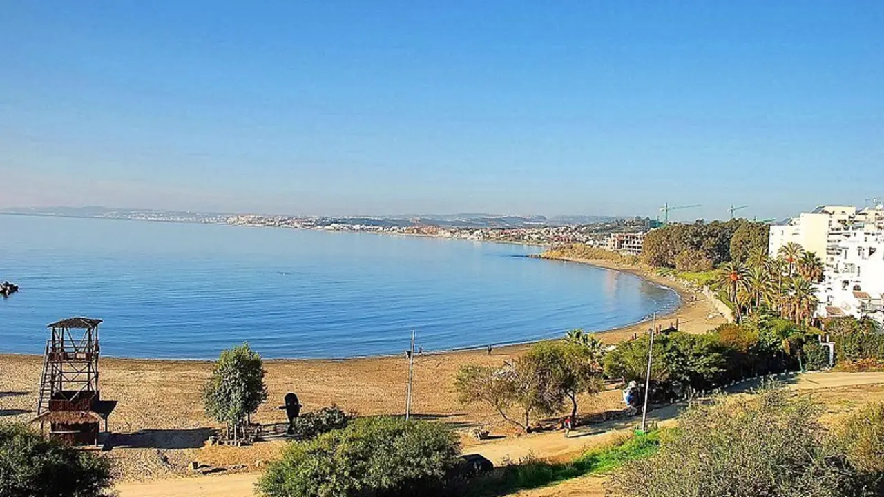 800px-Playa_del_cristo_winter_-_Estepona_beach-1