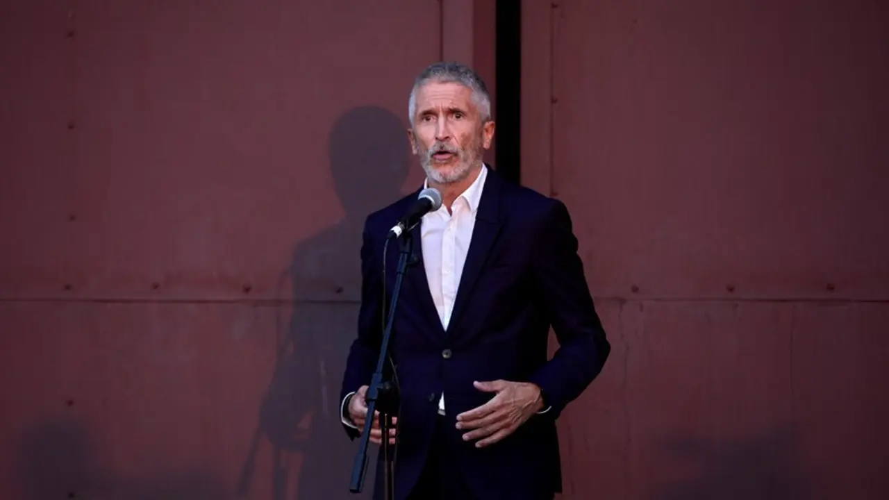 El ministro de Interior, Fernando Grande-Marlaska, ofrece una rueda de prensa en la base a&eacute;rea de Torrej&oacute;n de Ardoz