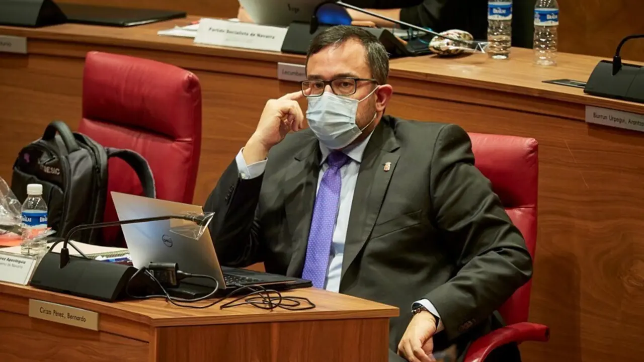 Archivo - El vicepresidente primero del Gobierno de Navarra, Javier Rem&iacute;rez, en un pleno del Parlamento de Navarra.