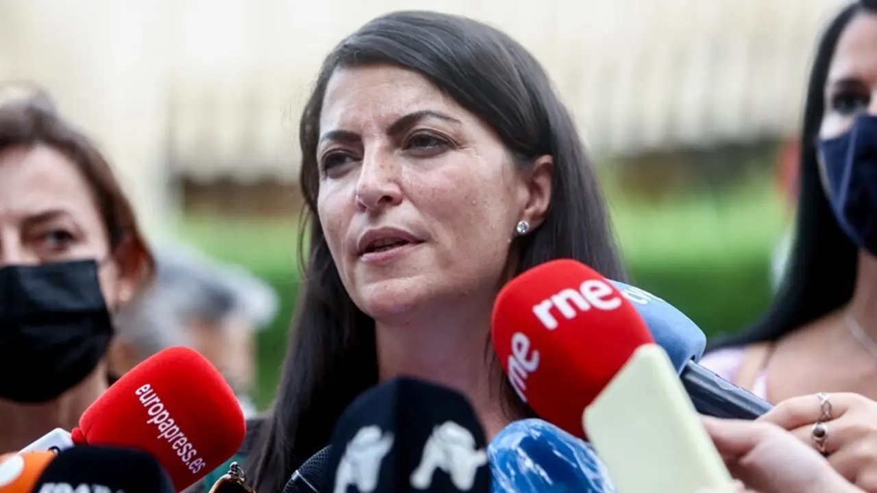 La secretaria general de Vox, Macarena Olona, atiende a los medios de comunicaci&oacute;n en una foto de archivo