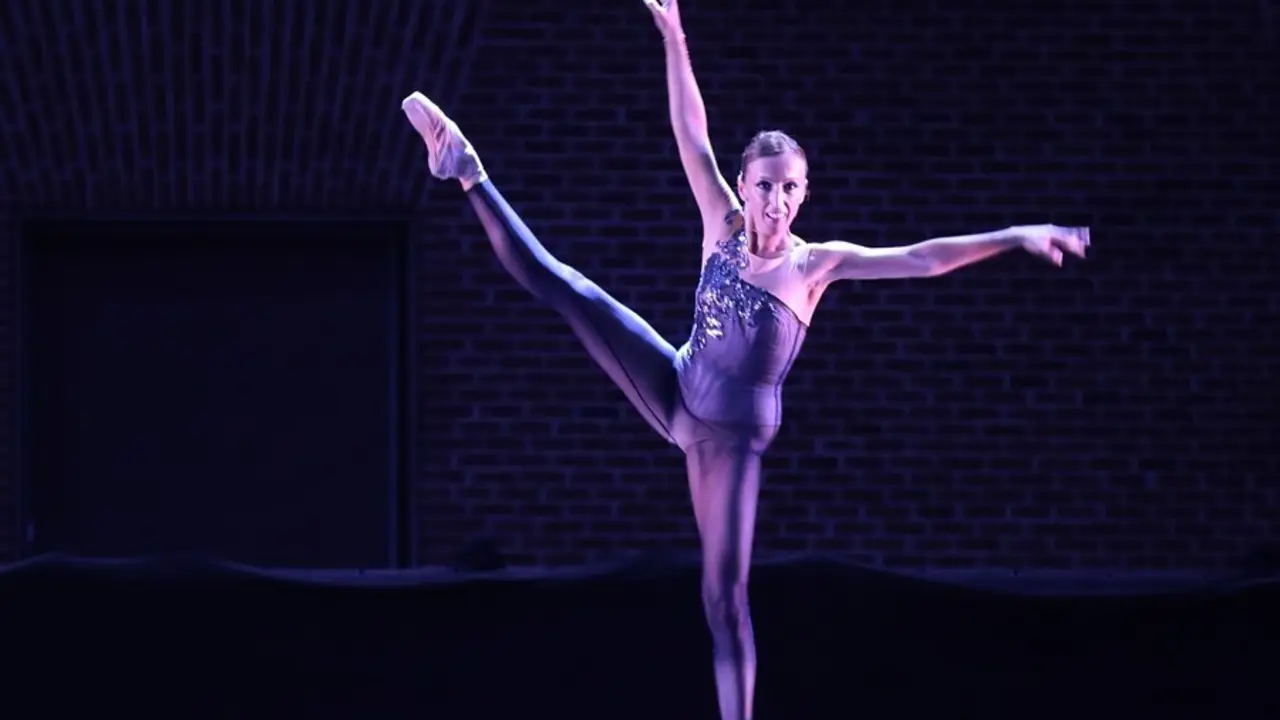 Una bailarina durante un espect&aacute;culo de ballet cl&aacute;sico en el Patio Central del Centro Cultural Conde Duque.