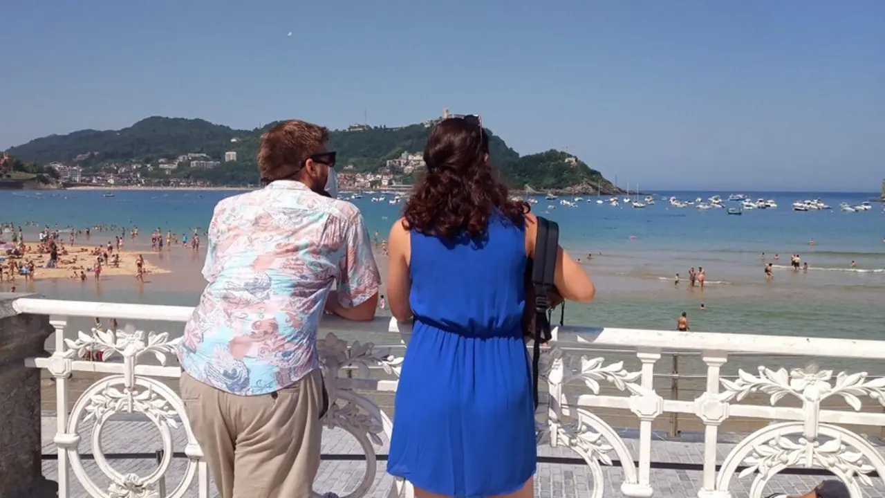 Archivo - Una pareja contempla las vistas de la Playa de la Concha en San Sebasti&aacute;n, Guip&uacute;zcoa, Euskadi (Espa&ntilde;a)
