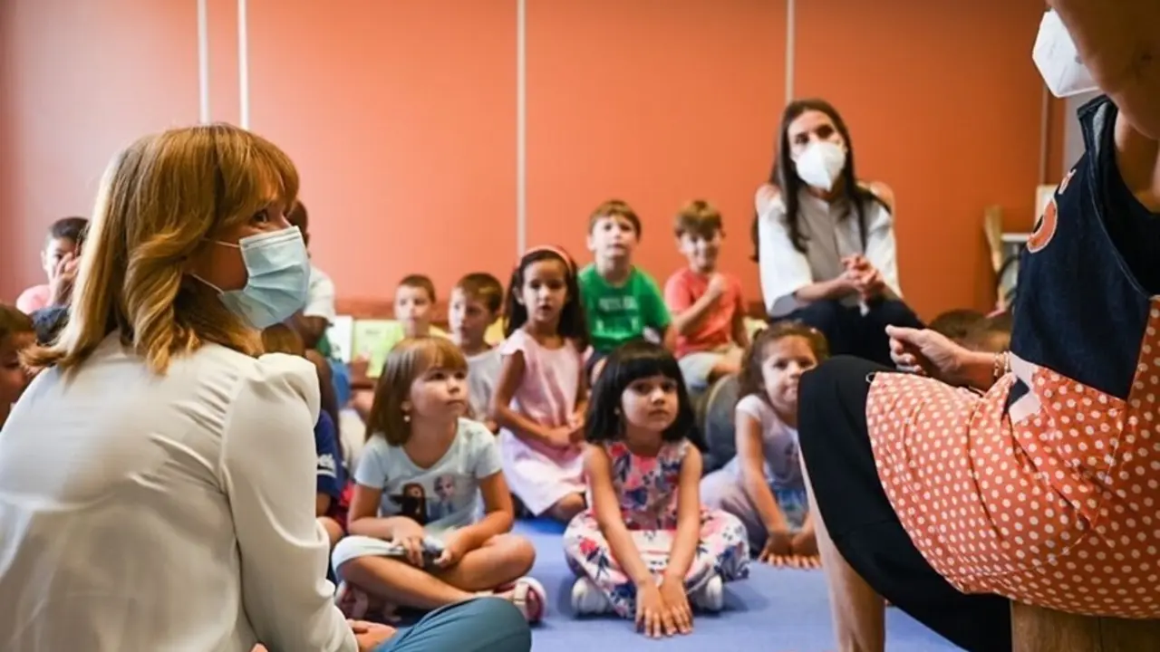 La ministra de Educaci&oacute;n y FP, Pilar Alegr&iacute;a, en la inauguraci&oacute;n del curso escolar en el Colegio de Educaci&oacute;n de Infantil y Primaria 'Od&oacute;n de Buen' de uera (Zaragoza)
