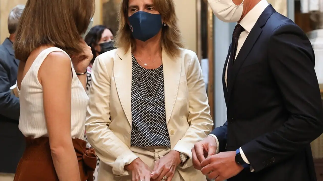La vicepresidenta tercera y ministra para la Transici&oacute;n Ecol&oacute;gica y el Reto Demogr&aacute;fico, Teresa Ribera (c), el presidente del Senado, Ander Gil (d) y la ministra de Derechos Sociales y Agenda 2030, Ione Belarra (i) en la jornada &lsquo;Cities 2030' en el Senado