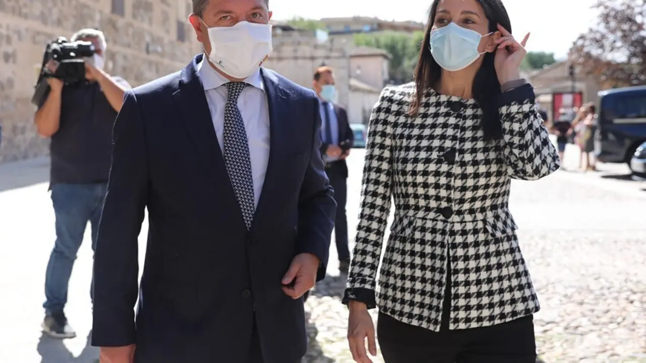 La presidenta de Ciudadanos, In&eacute;s Arrimadas, mantiene un encuentro con el presidente de Castilla-La Mancha, Emiliano Garc&iacute;a-Page, en el Palacio de Fuensalida, Toledo.