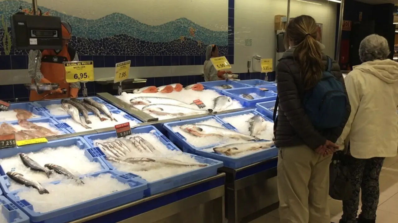 Archivo - Pescader&iacute;a, compra, supermercado