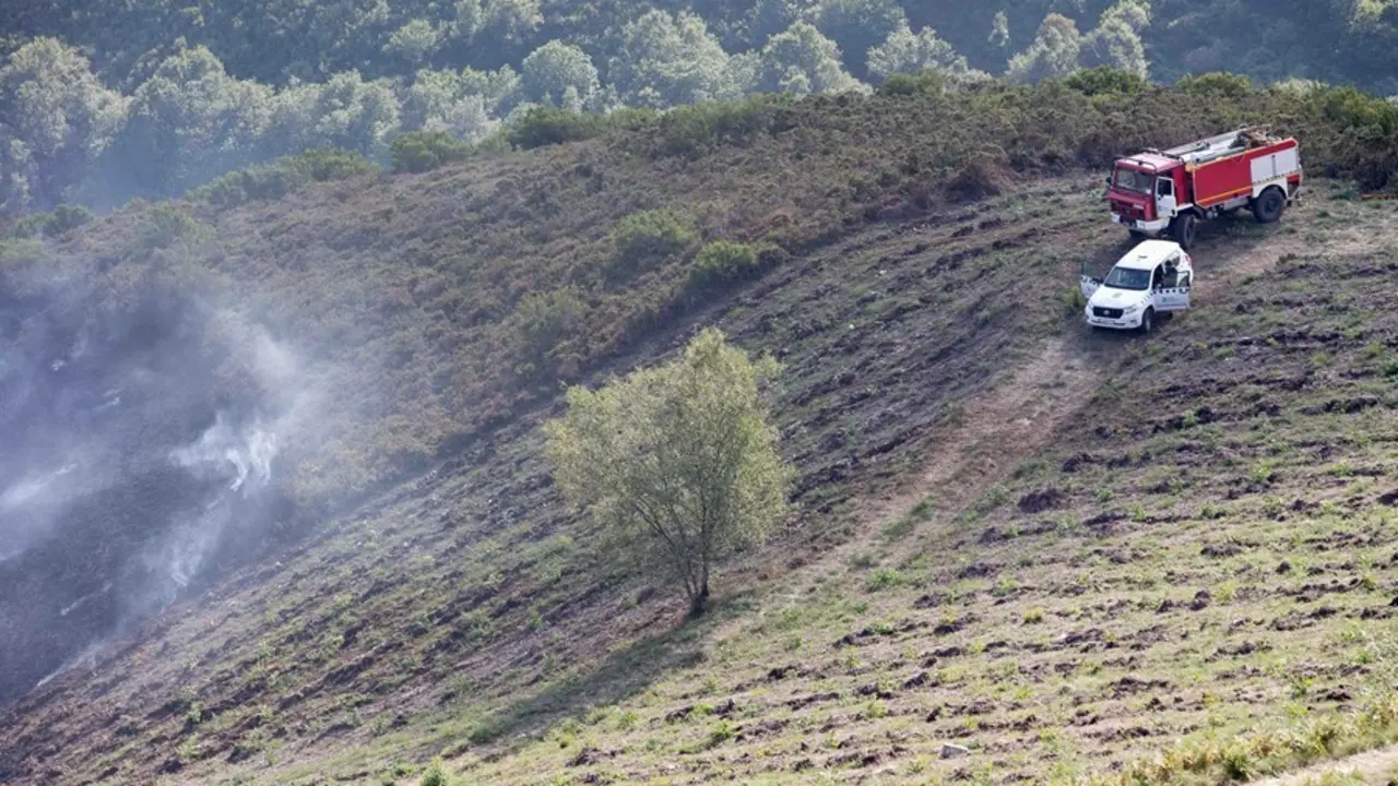 Un cami&oacute;n de bomberos en un incendio forestal en la parroquia de Cubilledo, en el municipio de Baleira, comarca de A Fonsagrada, en Lugo