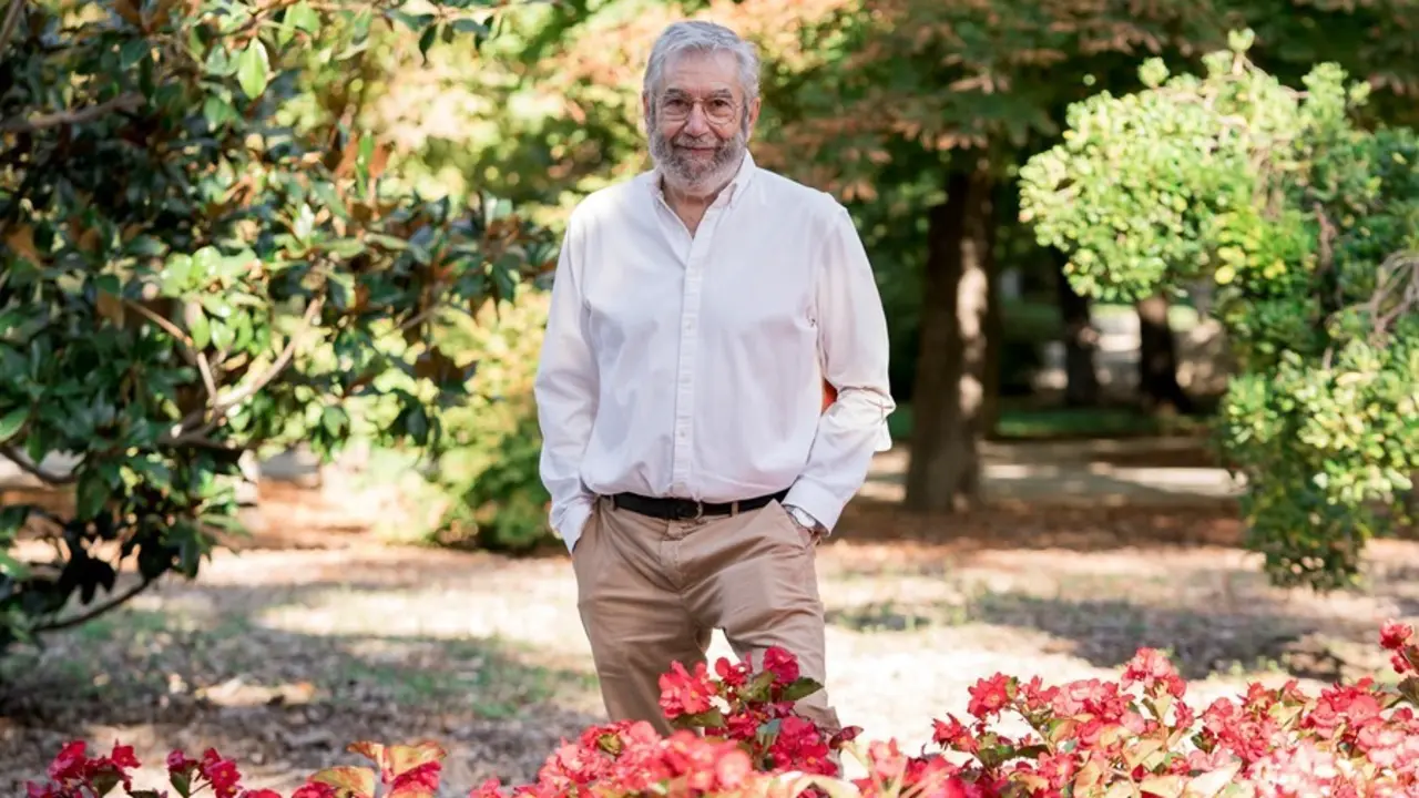 El escritor Antonio Mu&ntilde;oz Molina posa durante una rueda de prensa para presentar su libro, 'Volver a d&oacute;nde' en la Biblioteca del Parque del Retiro, a 8 de septiembre de 2021, en Madrid (Espa&ntilde;a). Mu&ntilde;oz Molina regresa a la ficci&oacute;n con esta novela que es una