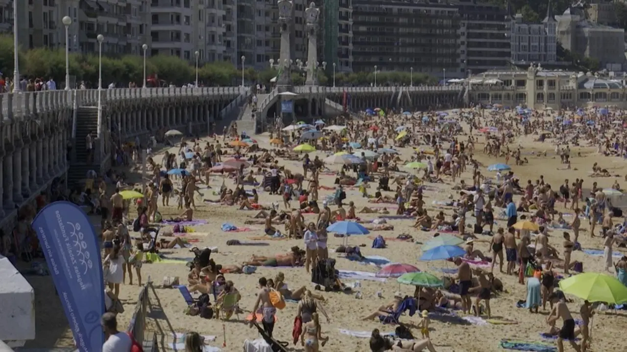 Archivo - Playa de La Concha (San Sebasti&aacute;n).