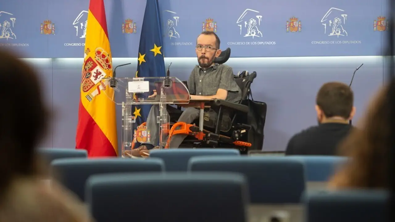 Archivo - El portavoz de Unidas Podemos en el Congreso, Pablo Echenique, interviene en una rueda de prensa en el Congreso de los Diputados, a 1 de julio de 2021, en Madrid (Espa&ntilde;a).