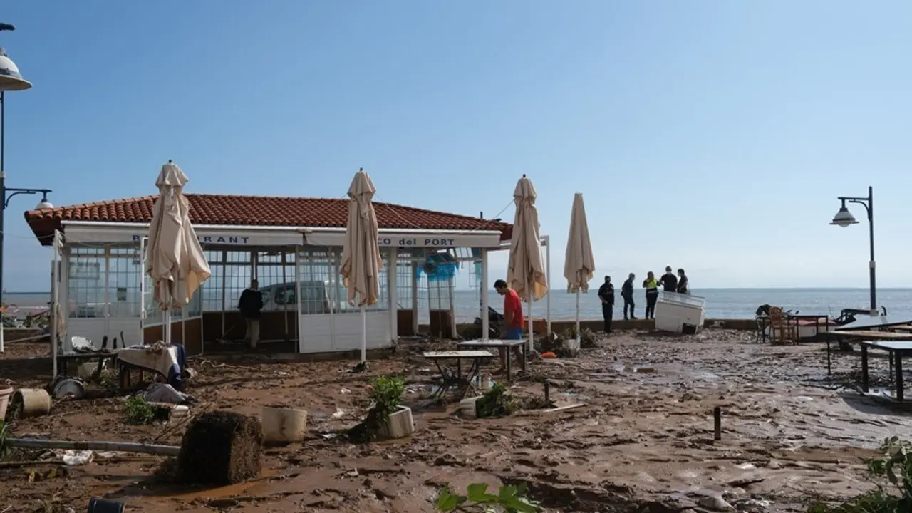 Una terraza destrozada tras el paso de la tormenta de este mi&eacute;rcoles en el municipio de Alcanar, a 2 de septiembre de 2021, en Tarragona, Catalu&ntilde;a (Espa&ntilde;a).