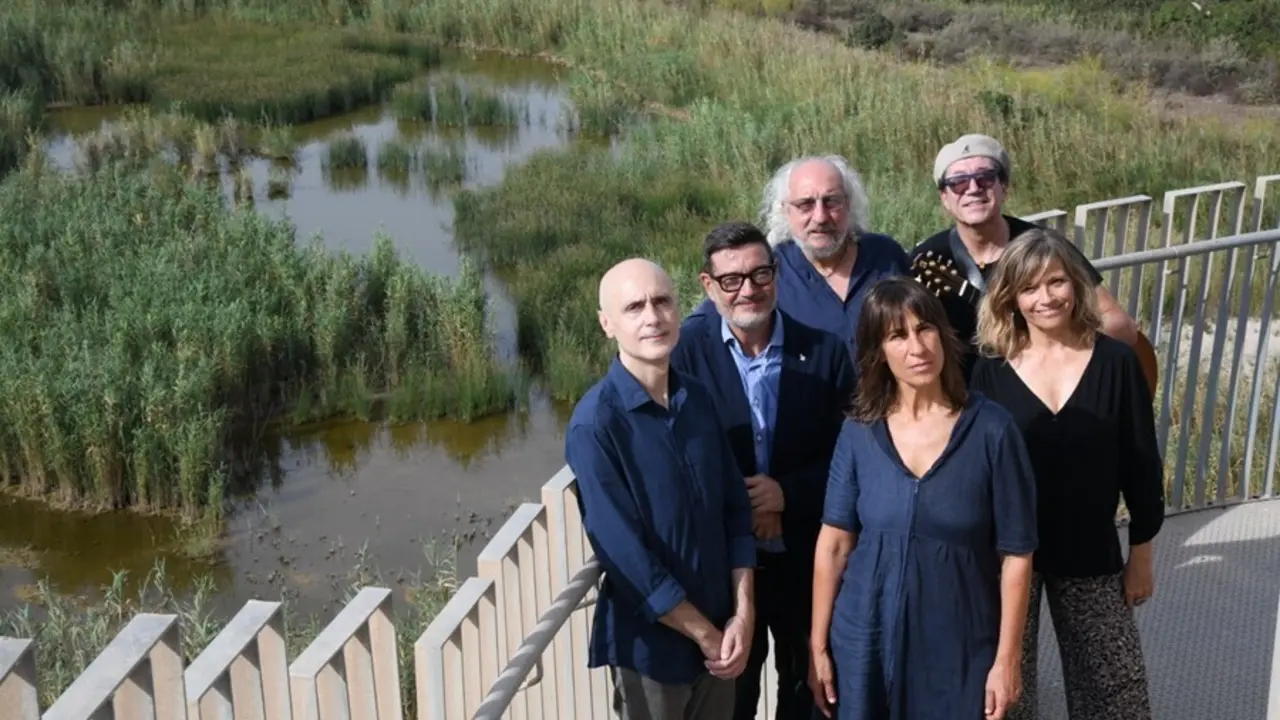 El autor de la canci&oacute;n Llu&iacute;s Marras&eacute;, junto con el alcalde de El Prat de Llobregat (Barcelona), Llu&iacute;s Mijoler, y los artistas Josep Mas 'Kitflus', Joan Vinyals, L&iacute;dia Pulol y Mone Teruel.