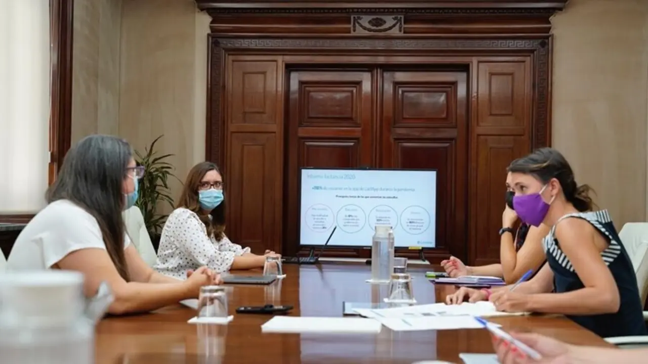 Reuni&oacute;n de la ministra de Igualdad, Irene Montero, con las cofundadoras de LactApp, Maria Berruezo y Alba Padr&oacute;.