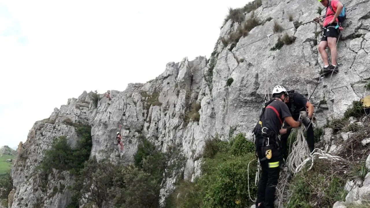Bomberos de Cantabria rescatan a una mujer en la v&iacute;a ferrata de Li&eacute;rganes