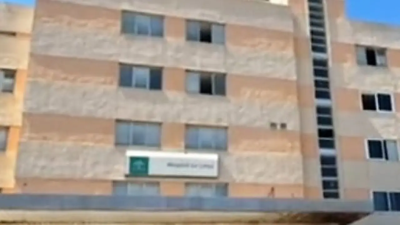 Antiguo Hospital de La L&iacute;nea con las puertas tabicadas.