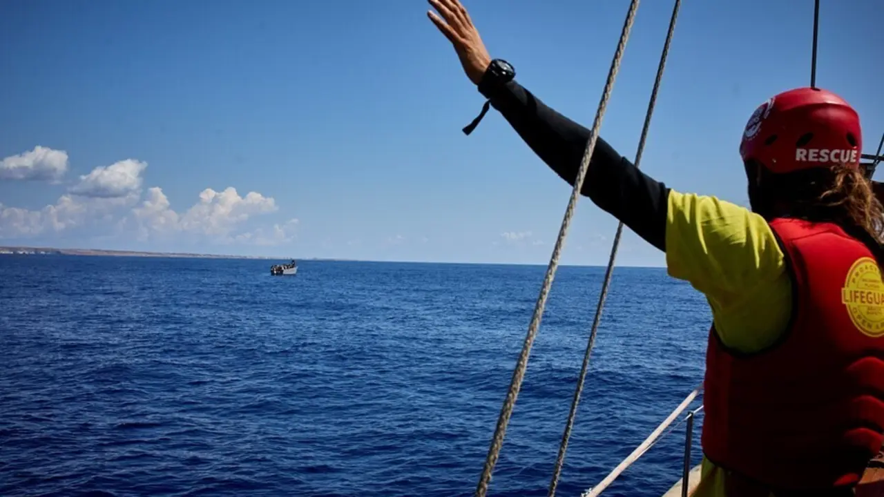 Miembros de la ONG Open Arms, en el barco &lsquo;Astral&rsquo;, avistan una patera con 70 personas a bordo en el mar Mediterr&aacute;neo, a 8 de septiembre de 2021, en el Mar Mediterr&aacute;neo, en las inmediaciones de Lampedusa, Sicilia (Italia).