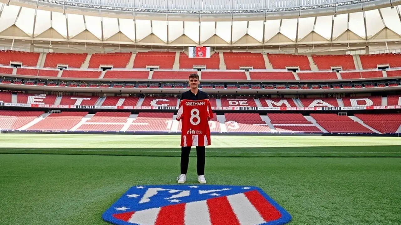 Antoine Griezmann posa con su camiseta del Atl&eacute;tico y el '8' en el Wanda Metropolitano