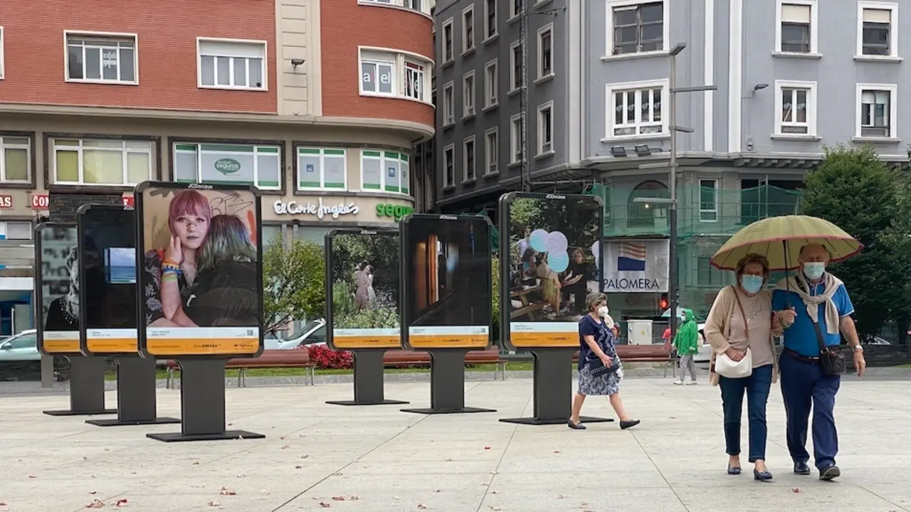 Varias personas caminan por la plaza del Ayuntamiento de Santander. / Hardy