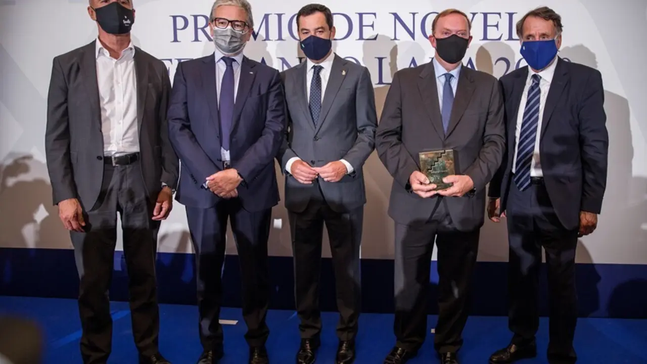 Archivo - Foto de la entrega el 16 de septiembre de 2020 del XXV Premio Fernando Lara a Gonzalo Giner por 'La bruma verde'. En la imagen, el presidente de la Junta de Andaluc&iacute;a, Juanma Moreno (c), y el presidente del Grupo Planeta ,Jos&eacute; Creuheras (1d). 