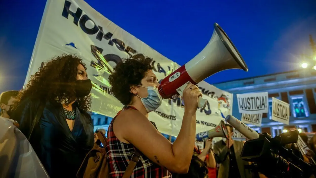 Dos manifestantes durante una concentraci&oacute;n en la Puerta del Sol contra las agresiones a las personas LGTBI, a 7 de septiembre de 2021, en Madrid, (Espa&ntilde;a). 