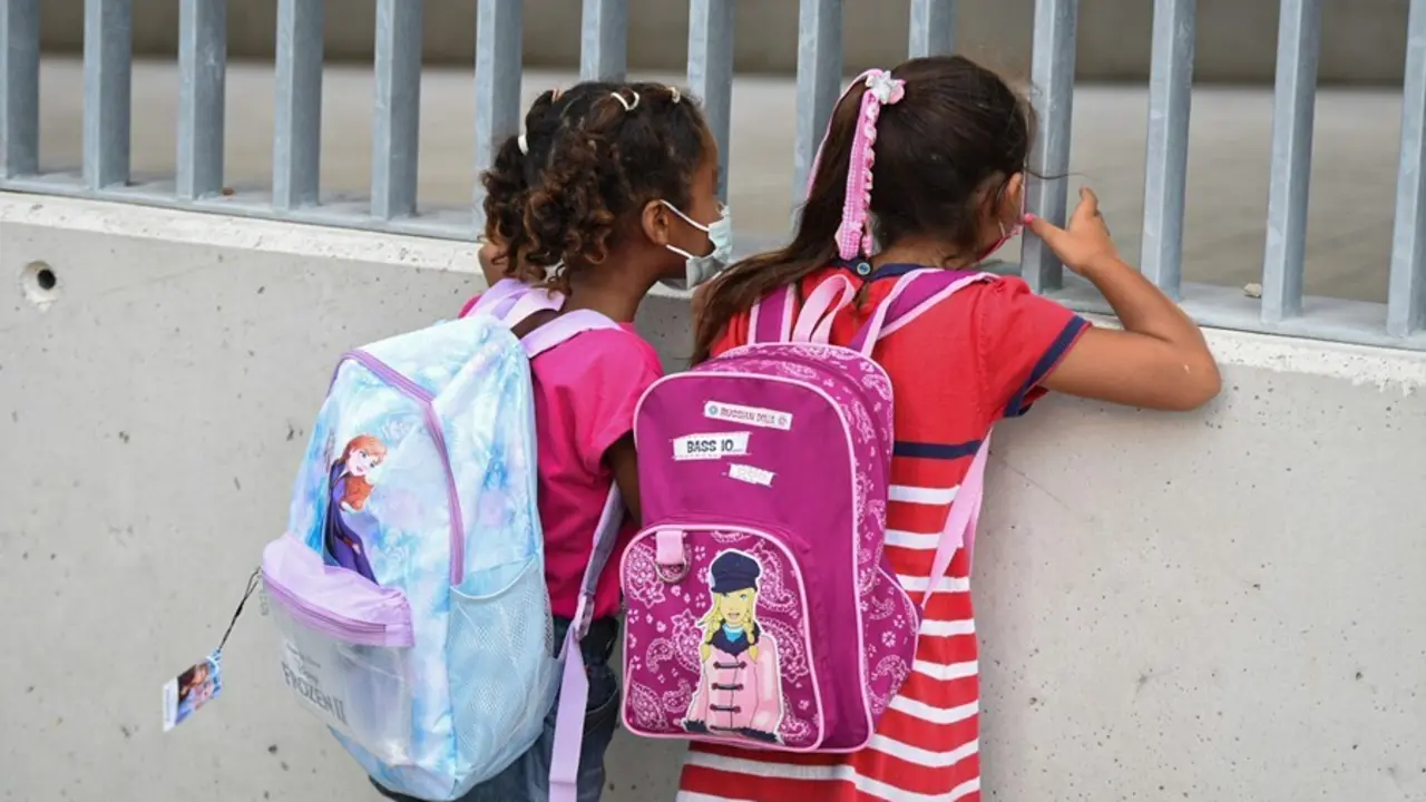 Dos ni&ntilde;as a las puertas del colegio