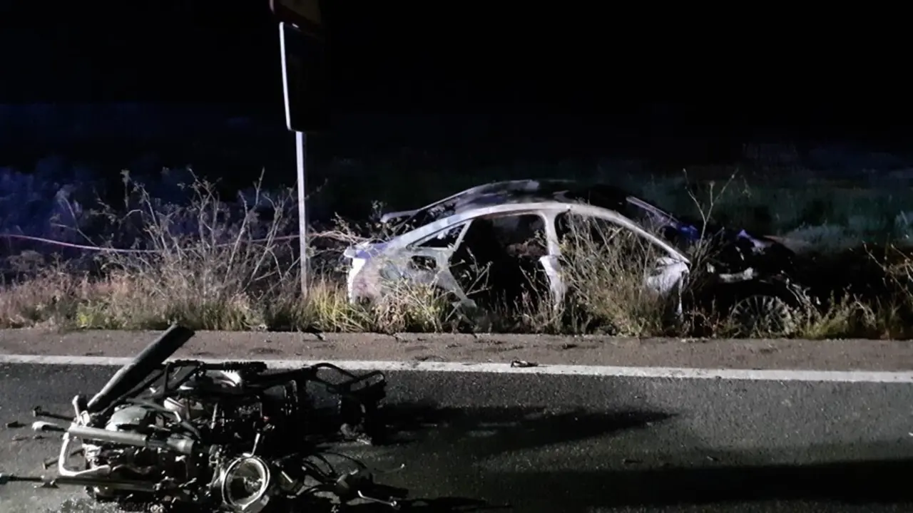 Veh&iacute;culos calcinados implicados en un accidente de tr&aacute;fico
