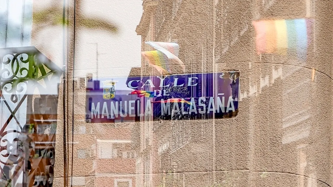 Una placa de la calle de Manuela Malasa&ntilde;a en el barrio de Malasa&ntilde;a, donde el d&iacute;a 5 de septiembre un joven sufri&oacute; una agresi&oacute;n hom&oacute;foba, a 7 de septiembre de 2021, en Madrid (Espa&ntilde;a). La Polic&iacute;a Nacional est&aacute; revisando las c&aacute;maras de seguridad de la zona y hablando con testigos y vecinos del lugar donde un grupo de ocho j&oacute;venes amenaz&oacute; y raj&oacute; con una navaja a otro en una agresi&oacute;n hom&oacute;foba en el madrile&ntilde;o barrio de Malasa&ntilde;a. Los hechos tuvieron lugar el domingo sobre las 17.15 horas. Seg&uacute;n ha contado a los agentes el denunciante, un espa&ntilde;ol de 20 a&ntilde;os, volv&iacute;a casa cuando fue abordado en el portal por este grupo, vestidos con sudaderas negras con capuchas y pasamonta&ntilde;as, que le profirieron insultos Tambi&eacute;n le propinaron varios cortes con una navaja tanto en el labio inferior como en el gl&uacute;teo, donde le marcaron la palabra "maric&oacute;n".
07 SEPTIEMBRE 2021;MADRID;POLIC&Iacute;A;AGRESI&Oacute;N HOM&Oacute;FOBA;POLIC&Iacute;A NACIONAL;MALASA&Ntilde;A
Ricardo Rubio / Europa Press
7/9/2021
