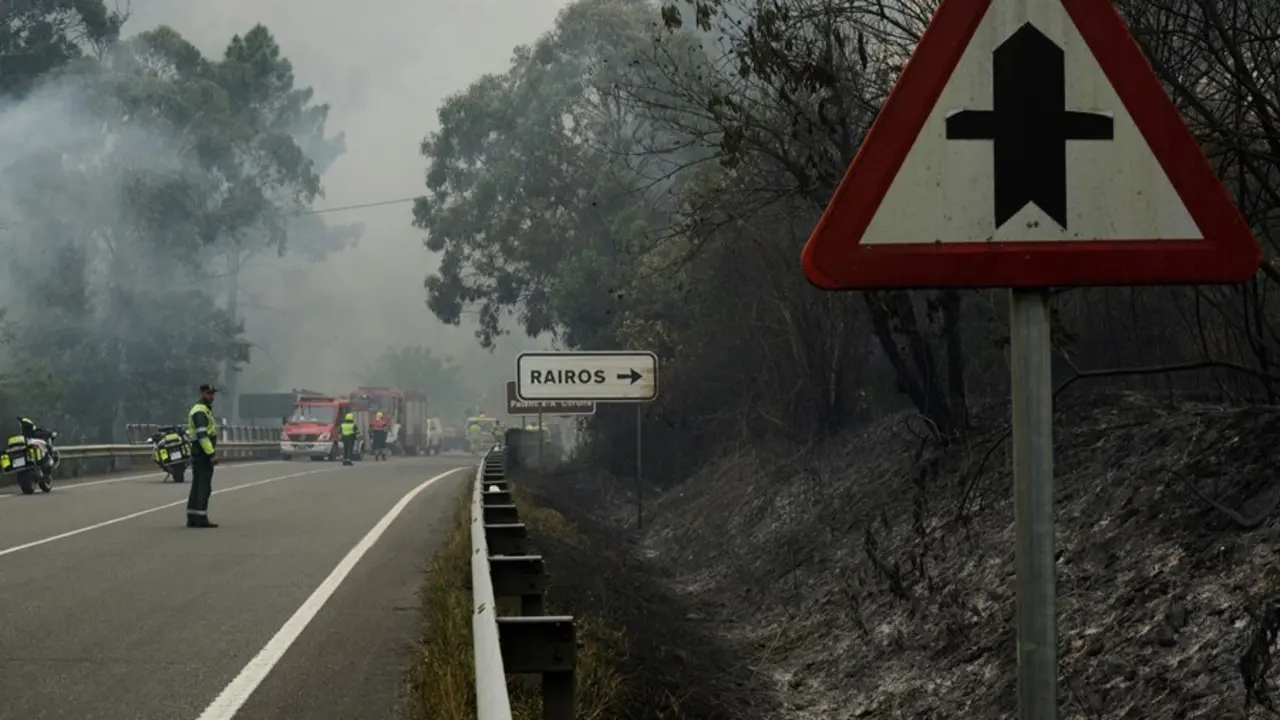 Agentes forestales trabajan en las tareas de extinci&oacute;n de incendios de un fuego en el municipio de Ribas de Sil, en la parroquia hom&oacute;nima, muy cercana a Rairos, a 6 de septiembre de 2021, en Ribas de Sil, Lugo, Galicia (Espa&ntilde;a)