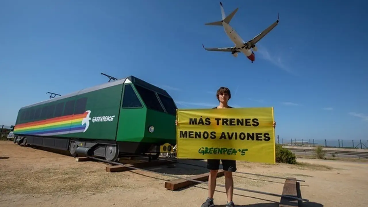 01/07/2021. Aeropuerto de El Prat, Barcelona, Catalu&ntilde;a, Espa&ntilde;a.\n\nEn el marco de la campa&ntilde;a #MobilityForAll, Greenpeace se desplaza hasta Barcelona para pedir "m&aacute;s trenes y menos aviones". \n\nUn avi&oacute;n Madrid-Barcelona contamina hasta 20 veces m&aacute;s que un tren el&eacute;ctrico, y, sin embargo, se sigue invirtiendo en el sector a&eacute;reo. \n\nPrecisamente, Greenpeace se desplaza hasta este punto para mostrar su rechazo a la ampliaci&oacute;n del aeropuerto de El Prat, que est&aacute; sobre la mesa. \n\nLas Administraciones deben apostar por mejorar las conexiones ferroviarias, muchas de ellas perdidas en las &uacute;ltimas d&eacute;cadas, especialmente en el marco de emergencia clim&aacute;tica en el que estamos. \n&copy;Greenpeace/Pablo Bl&aacute;zquez\n\n&copy;Greenpeace Handout/PabloBl&aacute;zquez- No sales - No Archives - Editorial Use Only - Free use only for 14 days after release. Photo provided by GREENPEACE, distributed handout photo to be used only to illustrate news reporting or commentary on the facts or events depicted in this image.