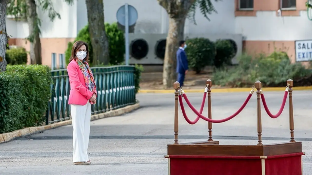 La ministra de Defensa, Margarita Robles, este jueves a su llegada al mando de operaciones (MOPS), en la base de Retamares de Pozuelo de Alarc&oacute;n