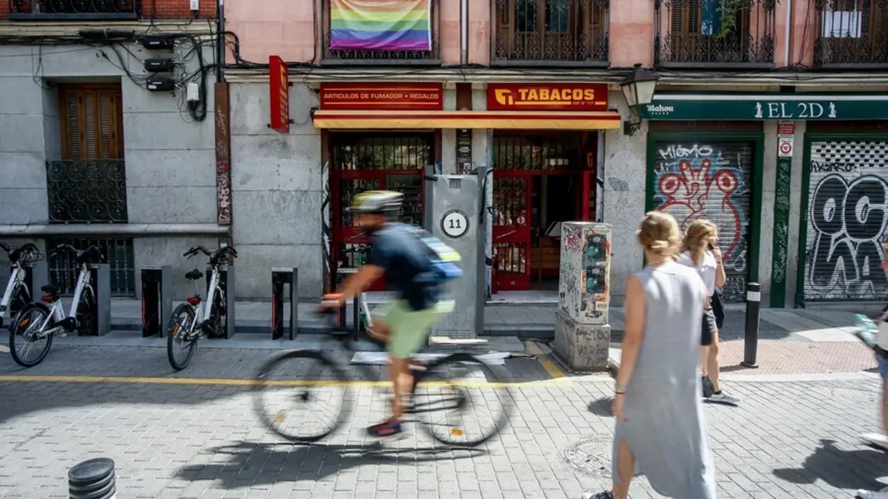Varias personas pasean por una de las calles del barrio de Malasa&ntilde;a.