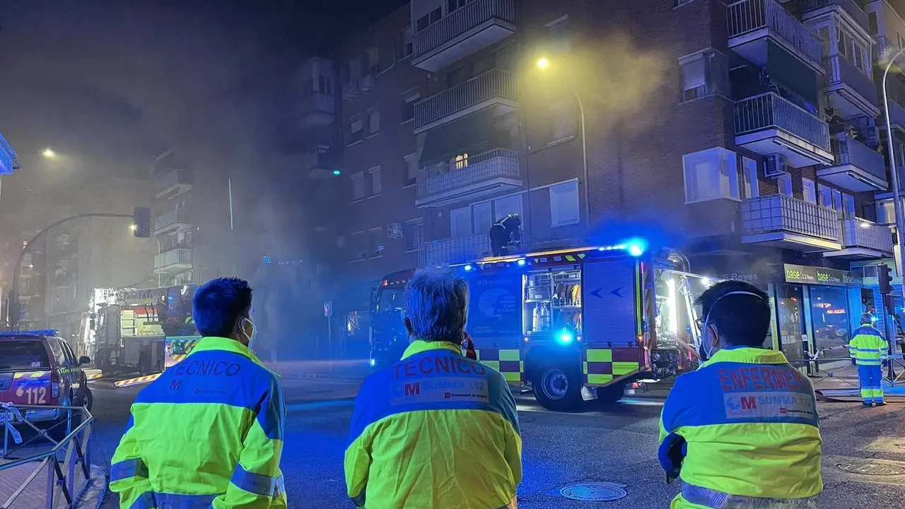 El incendio provoca una gran columna de humo que obliga a tener confinados a los vecinos del edificio.