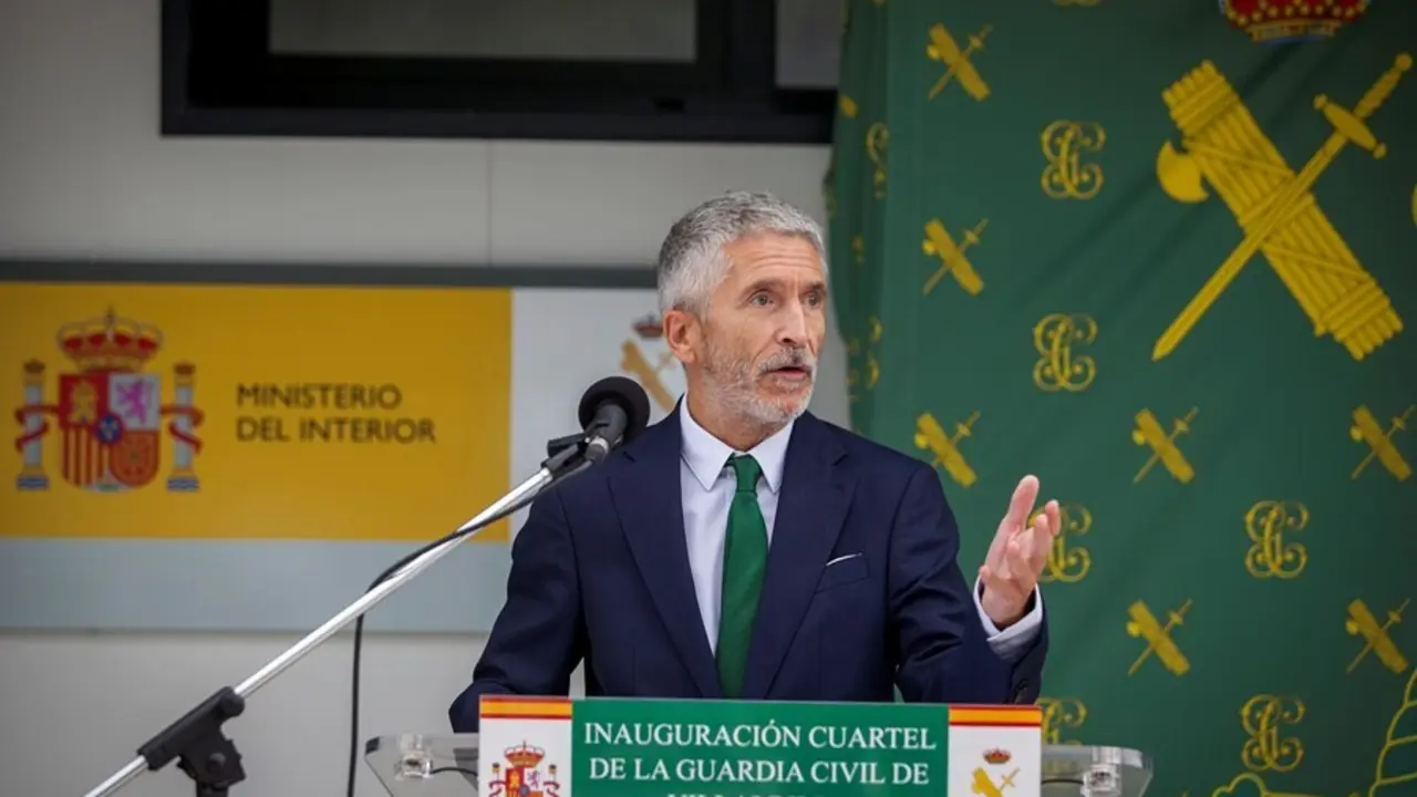 El ministro del Interior, Fernando Grande-Marlaska, en la inauguraci&oacute;n de un puesto de la Guardia Civil en Villalbilla (Madrid)