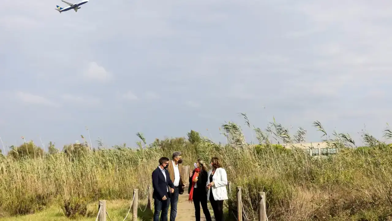 La vicepresidenta Yolanda D&iacute;az, con los alcaldes de Barcelona, Ada Colau, y El Prat, Llu&iacute;s Mijoler. Efe