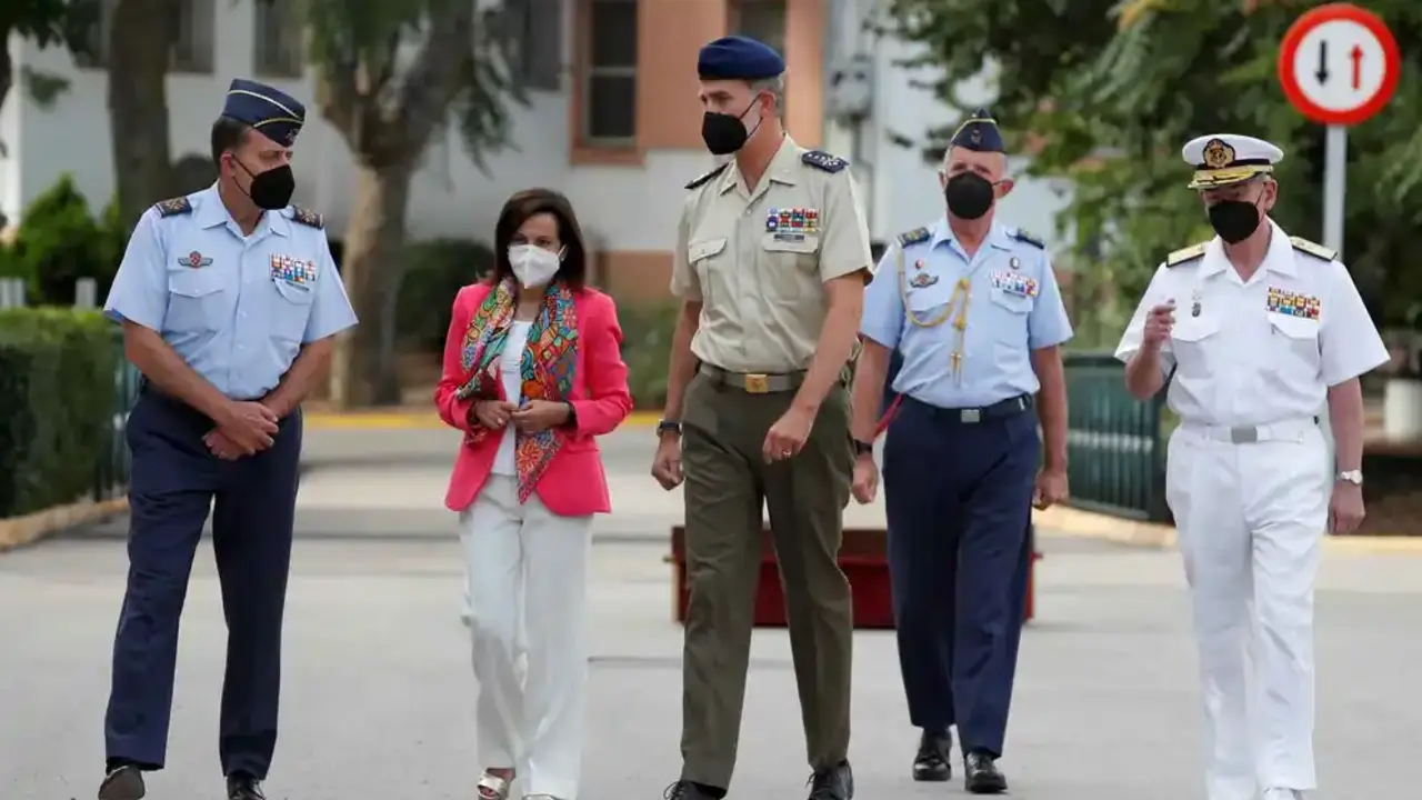 Felipe VI y Margarita Robles en su visita al Mando de Operaciones del Estado Mayor de la Defensa, en la base de Retamares. Efe