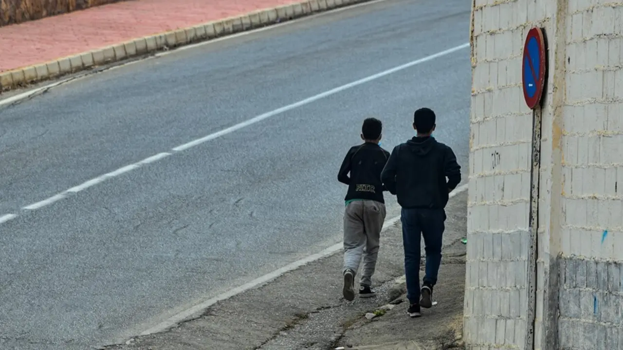 Archivo - Dos menores migrantes en Ceuta.