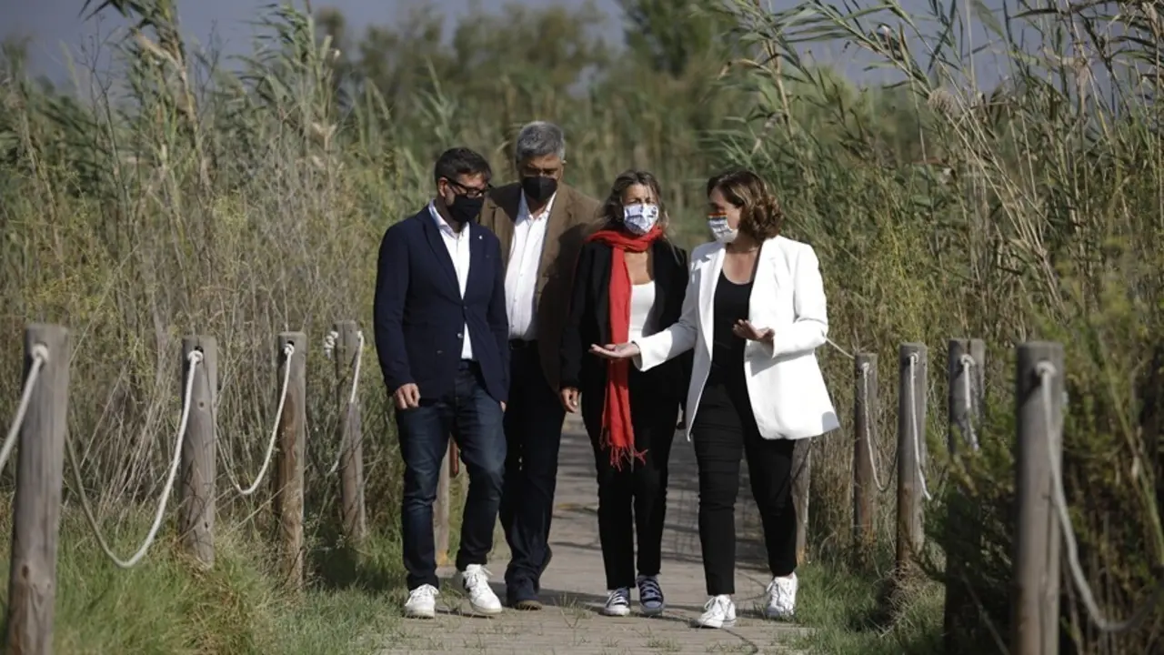 La alcaldesa de Barcelona, Ada Colau, pasea por la Ricarda junto a la vicepresidenta segunda, Yolanda D&iacute;az; el alcalde de El Prat, Llu&iacute;s Mijoler, y director del Centre de Recerca Ecol&ograve;gica i Aplicacions Forestals (CREAF), Joan Pino.