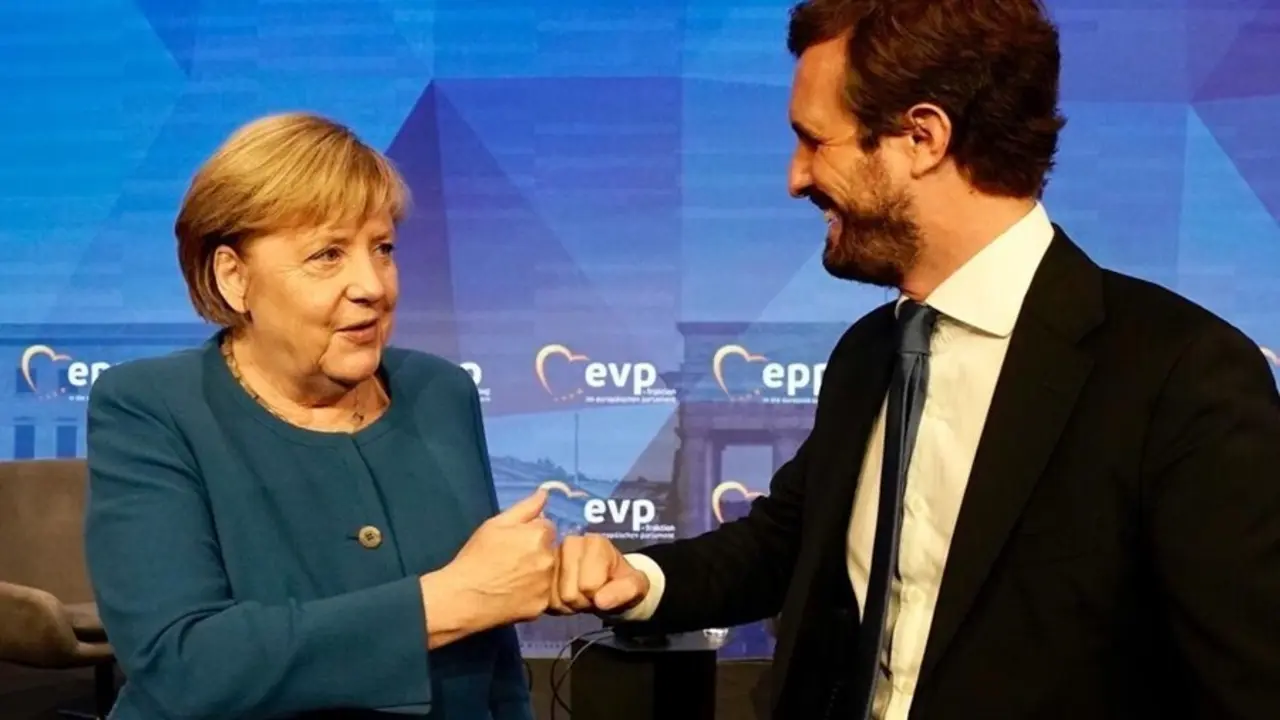El presidente del Partido Popular, Pablo Casado, y la canciller alemana, Angela Merkel, asisten a un encuentro de l&iacute;deres europeos del PPE en Berl&iacute;n.