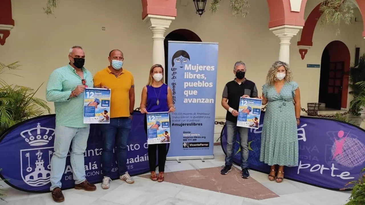 La alcaldesa de Alcal&aacute; de Guada&iacute;ra, Ana Isabel Jim&eacute;nez, y la delegada de Deportes, Roc&iacute;o Bastida, han presentado este jueves la acci&oacute;n solidaria.