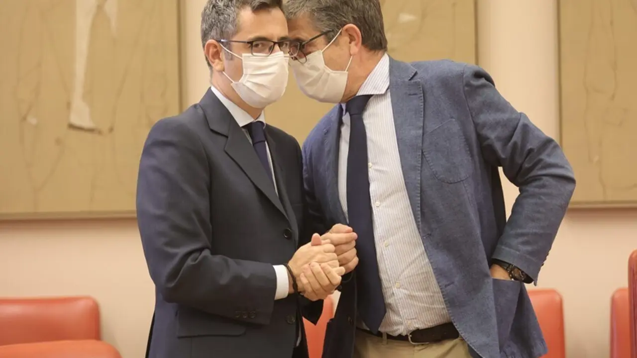 El ministro de la Presidencia, Relaciones con las Cortes y Memoria Democr&aacute;tica, F&eacute;lix Bola&ntilde;os (i) y el presidente de la Comisi&oacute;n Constitucional, Patxi L&oacute;pez (d), a su llegada para comparecer en la Comisi&oacute;n Constitucional