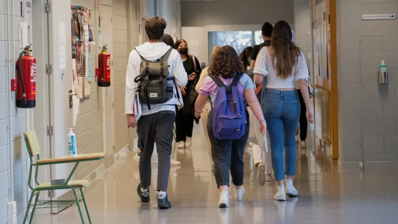 Archivo - Un grupo de estudiantes entra a un aula de la Facultad de Ciencias del Campus Montilivi de la Universidad de Girona, Catalunya (Espa&ntilde;a). 