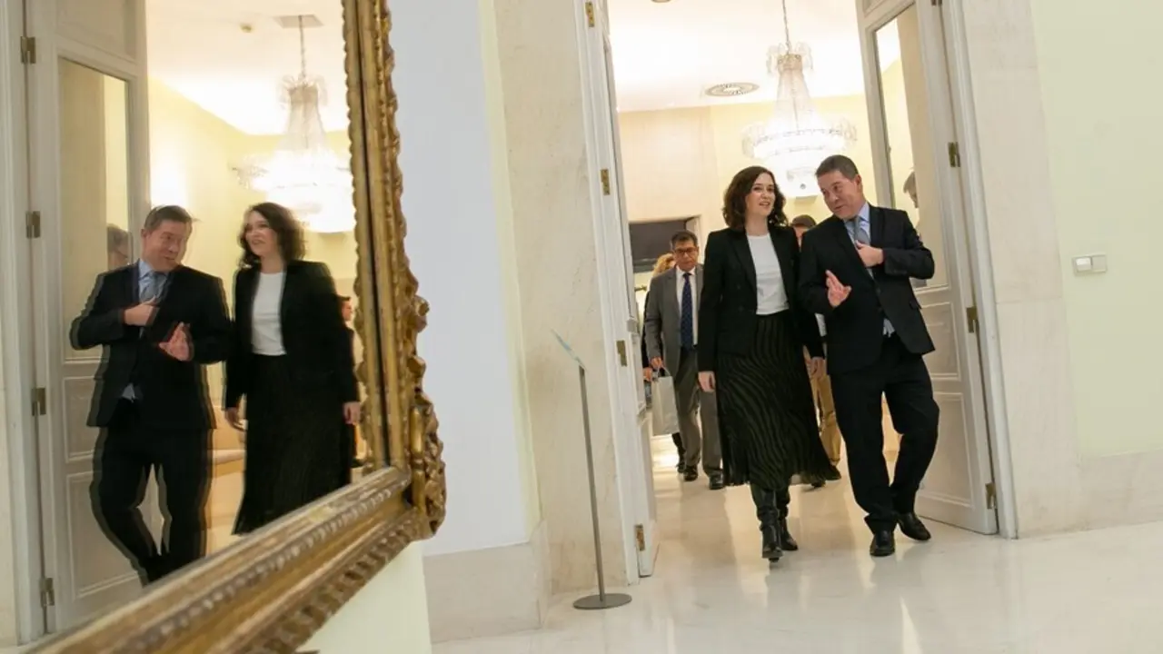 Archivo - El presidente de C-LM, Emiliano Garc&iacute;a-Page, y la presidenta de la Comunidad de Madrid, Isabel D&iacute;az Ayuso.