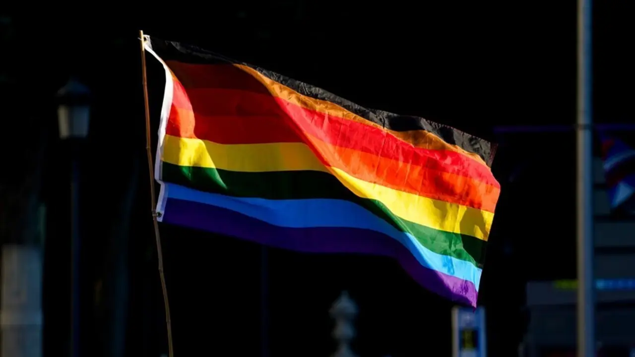 Archivo - La bandera LGTBI 